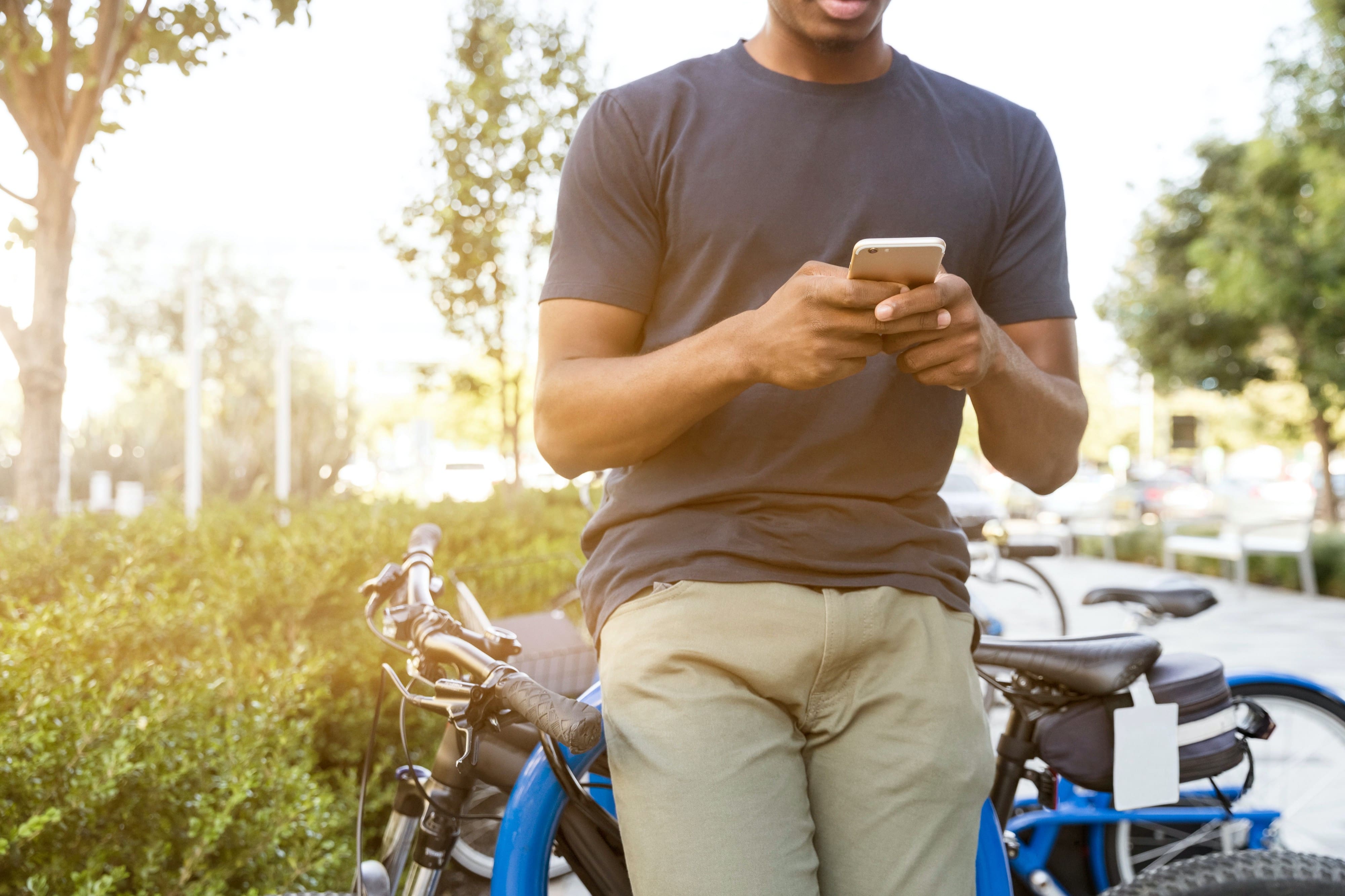 Un hombre enviando mensajes de texto afuera