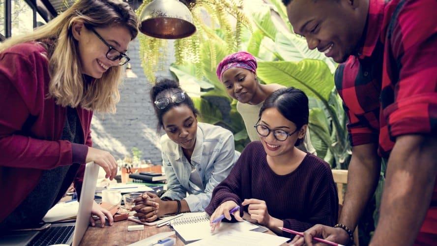 Grupo de colegas mirando el papeleo sobre una mesa - transformación cultural