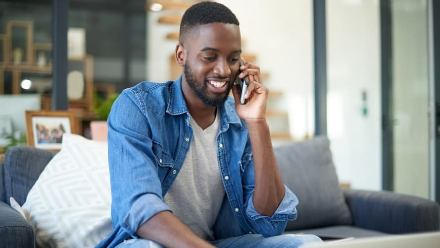 Hombre hablando por teléfono con servicio al cliente