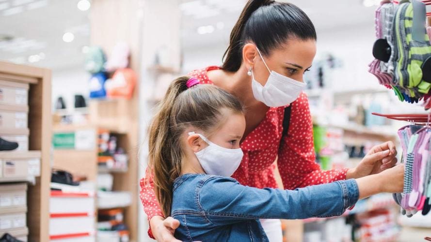 una mujer y un niño eligen calcetines en una tienda minorista