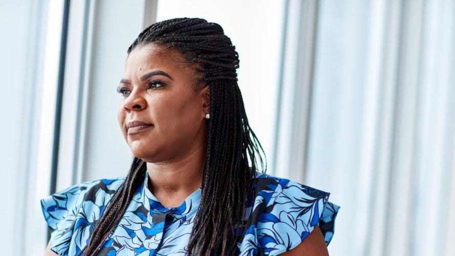 mujer mirando a lo lejos