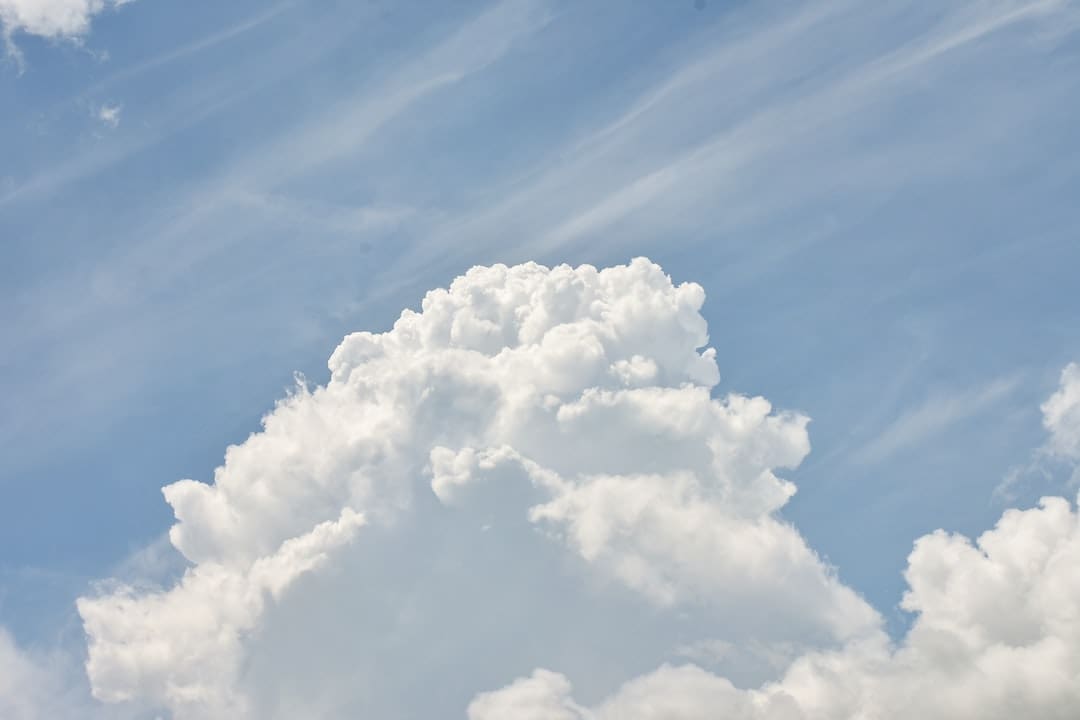 Nubes blancas mullidas en el cielo azul