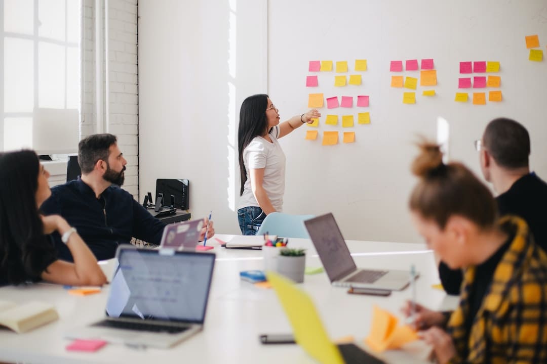 Reunión de trabajo con notas adhesivas coloridas