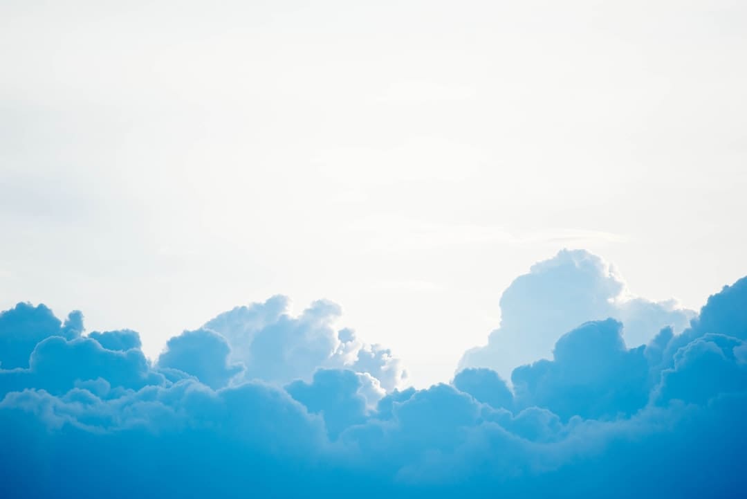 Cielo azul claro con nubes esponjosas blancas