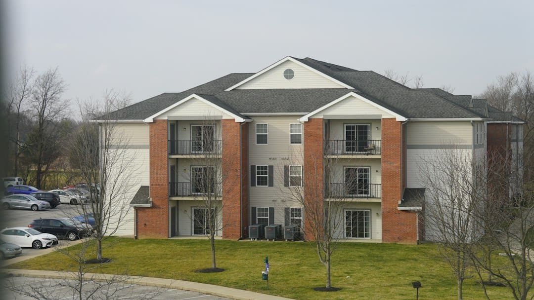 Edificio de apartamentos con balcones y jardín