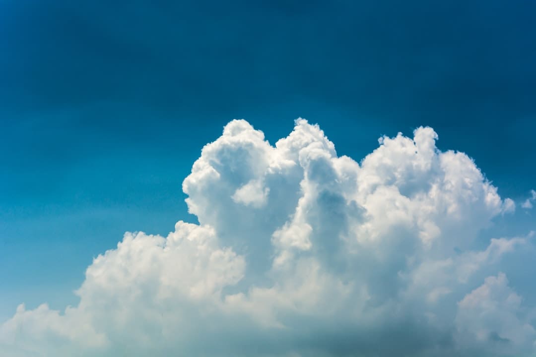 Gran nube blanca en el cielo azul